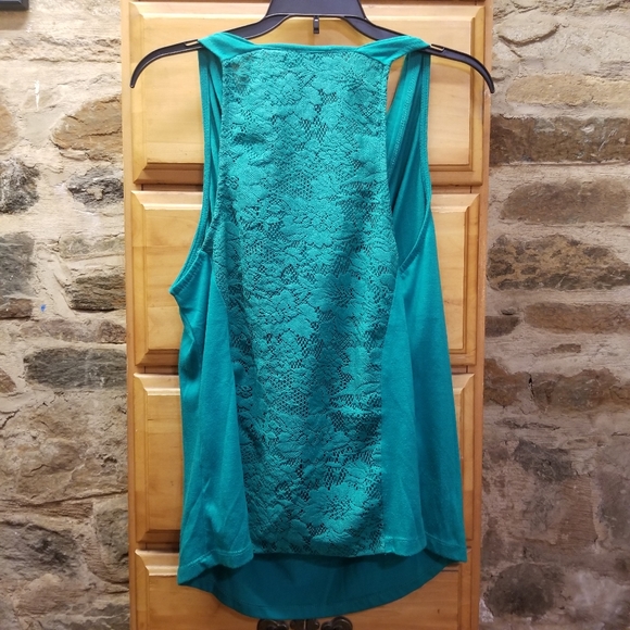 Attention Green sleeveless Scoop-Neck Top - Picture 2 of 2